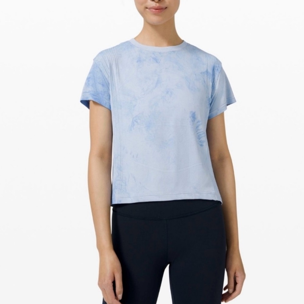 Lululemon Train To Be Short Sleeve Shirt in Blue Tie Dye Size 8